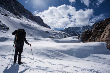 Erkekler sırt çantası ile güneş günde dağ tepesine gider