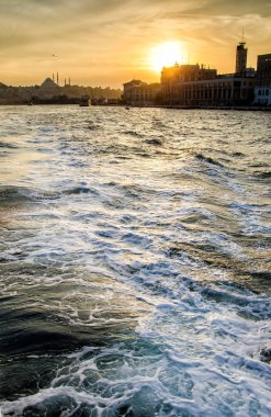 Istanbul 'un dalga deniz gökyüzü günbatımı