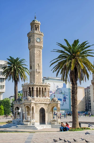 Historical clock tower, mosque and palm trees in Konak Square in the city of Izmir, Turkey — Stock Photo, Image