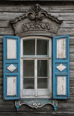 Eski Rus şehrin eski ahşap evde Ahşap oyma arşitrav penceresiyle.