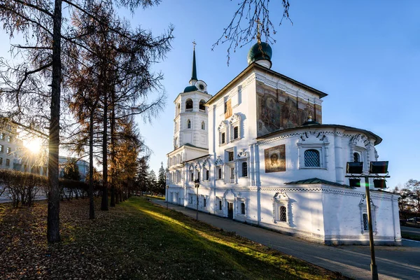 Rusya, Irkutsk - 2 Kasım 2019: Irkutsk şehrinin merkezindeki Spasskaya Chist the Saviour Kilisesi Irkutsk 'taki en eski taş binalardan biridir.