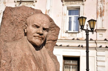 Rusya, Irkutsk - 26 Şubat 2011: Lenin 'in Irkutsk merkez caddesinde eski bina arkaplanı ve el feneri olan büstü