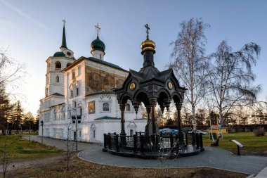 Rusya, Irkutsk - 6 Kasım 2019: Irkutsk şehrinin merkezindeki Spasskaya Kilisesi Irkutsk 'taki en eski taş binalardan biridir.