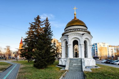 Irkutsk, Rusya - 2 Kasım 2019: Tanrının Annesi ve Organ Salonu 'nun Kazan İkonu adına yıkılan katedralin bulunduğu yerdeki mabet-anıt