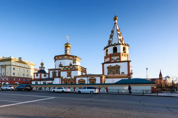 Rusia, Irkutsk - 2 de noviembre de 2019: La Catedral de la Epifanía del Señor. Iglesia ortodoxa cerca del terraplén del río Angara —  Fotos de Stock