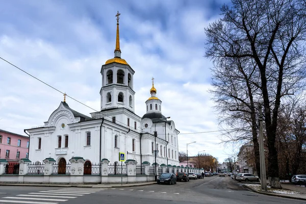 Irkutsk, Rusia, 6 de noviembre de 2019: Iglesia de San Miguel Arcángel Harlampievskaya en la ciudad de Irkutsk —  Fotos de Stock