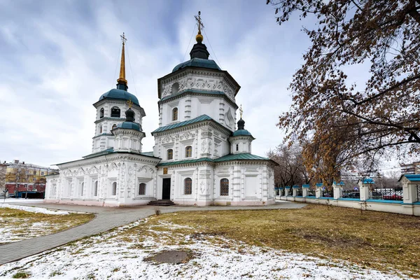 Irkutsk, Rusia, 6 de noviembre de 2019: Irkutsk, Iglesia de la Santísima Trinidad en el centro de la ciudad de Irkutsk, construida en 1750 - 1778 años. Una de las iglesias ortodoxas más antiguas de Irkutsk . —  Fotos de Stock