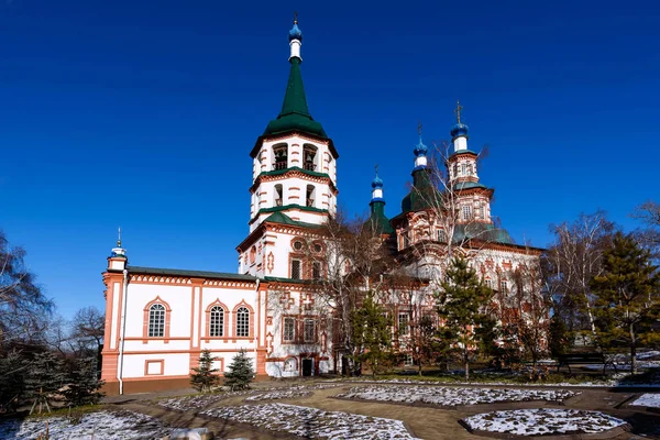 IRKUTSK, RUSIA - 6 DE NOVIEMBRE DE 2019: Iglesia de la Exaltación de la Santa Cruz del Señor, creada en los años 1747-1760 . —  Fotos de Stock