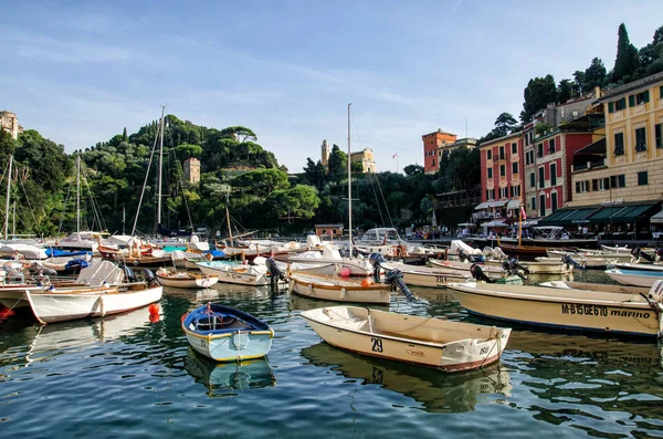 Italia, Portofino - 3 ottobre 2014: Barche in acqua nella pittoresca baia di Portofino con vista sulle case colorate — Foto Stock