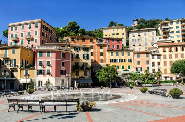 Vista mozzafiato della regione Liguria in Italia. Impressionanti borghi di Zoagli, Cinque Terre e Portofino. Bella città italiana con case colorate . — Foto Stock