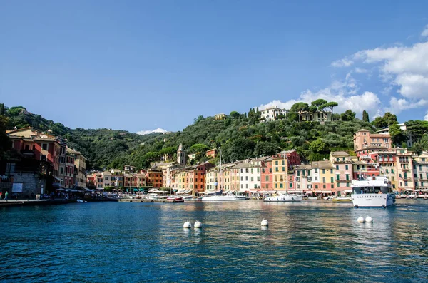 Italia, Portofino - 3 ottobre 2014: Barche in acqua nella pittoresca baia di Portofino con vista sulle case colorate — Foto Stock