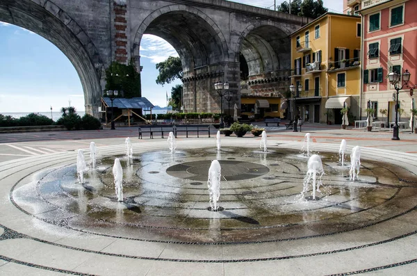 Vue imprenable sur la région Ligurie en Italie. Superbes villages de Zoagli, Cinque Terre et Portofino. Belle ville italienne avec des maisons colorées . — Photo