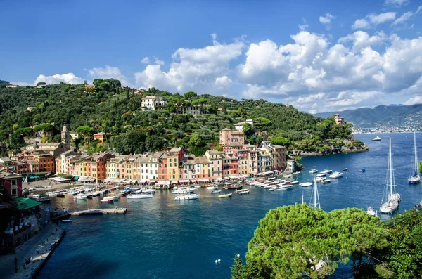 Baia di mare con bellissimo pittoresco villaggio chiamato Portofino. Piccolo porto turistico ai piedi della montagna con un bellissimo villaggio case colorate — Foto Stock