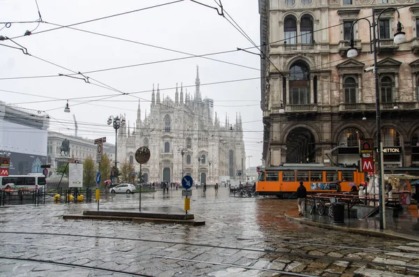 Itália, Milão - 7 de outubro de 2014: Catedral de Milão é a igreja catedral de Milão, na Lombardia, norte da Itália, por volta de . — Fotografia de Stock