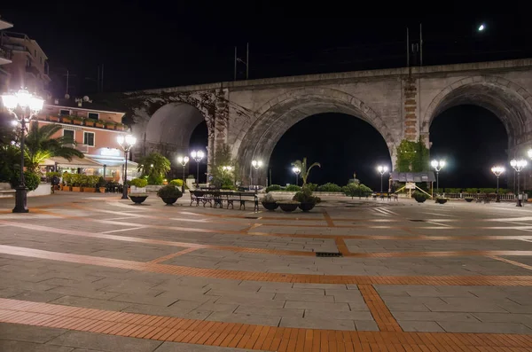 Vista noturna da região da Ligúria na Itália. Incríveis aldeias de Zoagli, Cinque Terre e Portofino. Bela ponte — Fotografia de Stock