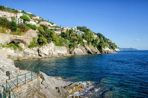 Vista mozzafiato sulla spiaggia mediterranea della Liguria in Italia. Paesaggio impressionante di Zoagli con case colorate . — Foto Stock