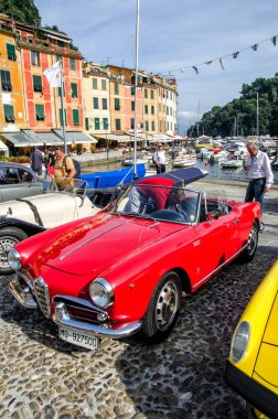 İtalya, Portofino - 5 Ekim 2014: Portofino Körfezi 'nde Motor Fuarı Festivali, eski araba geçit töreni.