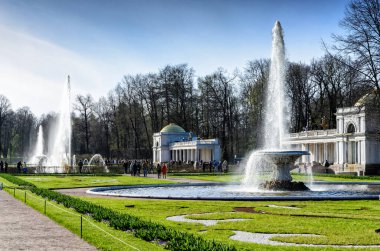 Peterhof, Rusya - 05 Mayıs 2015: Peterhof manzarası. İlkbahar güneşli doğa manzarası çeşmeler ve binalarla