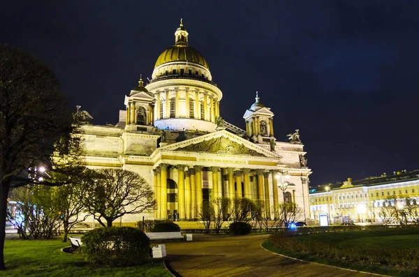 San Petersburgo, Rusia, 6 de mayo de 2015 - Vista de la Catedral de San Isaac en la plaza de San Isaac por la noche en primavera — Foto de Stock