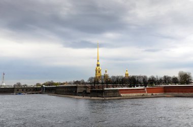 Petersburg, Rusya-5 Mayıs 2015: Paul ve Peter veya Petropavlovskaya kalesi. Nehrin manzarası