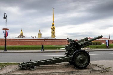 Petersburg, Rusya-5 Mayıs 2015: Paul ve Peter veya Petropavlovskaya uzun namlulu silahlı kalesi