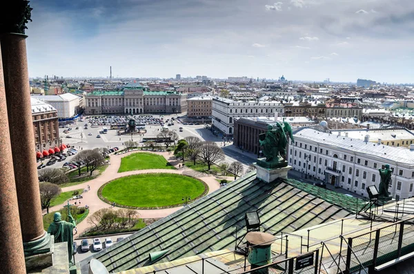 Sankt Petersburg, Ryssland, 6 maj 2015: Panoramautsikt över Sankt Petersburg, Ryssland, från kupolen i Sankt Isaacs-katedralen — Stockfoto