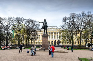 Saint-Petersburg, Rusya, 6 Mayıs 2015: Büyük Rus şair Alexander Puşkin 'in Sanat Meydanı Anıtı
