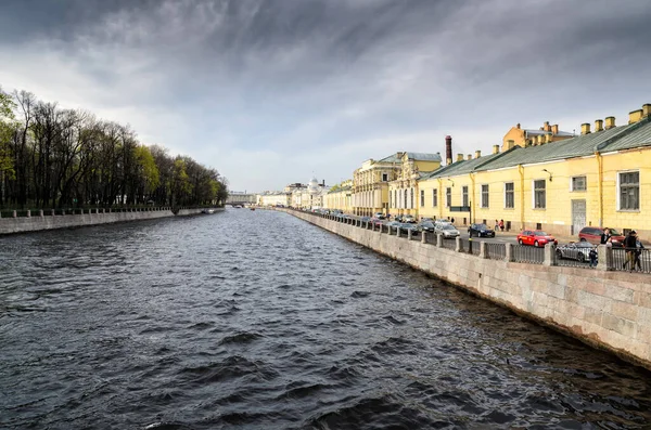 Sankt-Petersburg, Rosja, 6 maja 2015: Widok Petersburga. Nabrzeże rzeki Fontanka — Zdjęcie stockowe