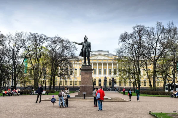Санкт-Петербург, Росія, 6 травня 2015: Пам'ятник великому російському поетові Олександру Пушкіну на площі мистецтв — стокове фото