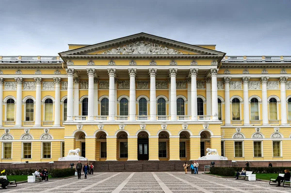 San Petersburgo, Rusia, 6 de mayo de 2015: Museo Ruso - Palacio Mikhailovsky — Foto de Stock