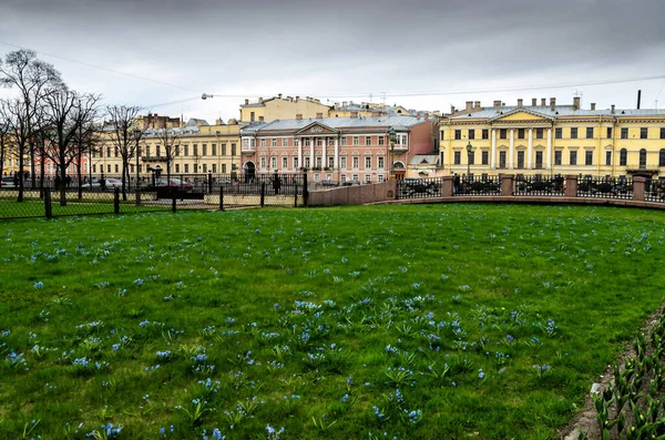 Sankt-Petersburg, Rosja, 6 maja 2015: Widok Petersburga. Nabrzeże rzeki Fontanka — Zdjęcie stockowe