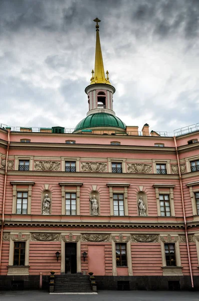 San Petersburgo, Rusia, 6 de mayo de 2015: Castillo de San Miguel también llamado el Castillo de Mijailovski o el Castillo de Ingenieros, edificio rosa — Foto de Stock