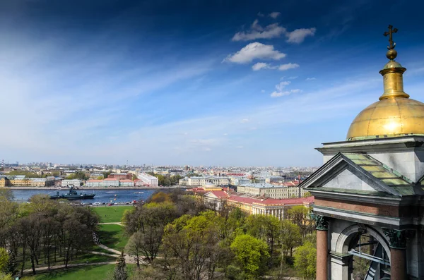Санкт-Петербург, Россия, 6 мая 2015 года: воздушный вид на Санкт-Петербург с купола Исаакиевского собора — стоковое фото