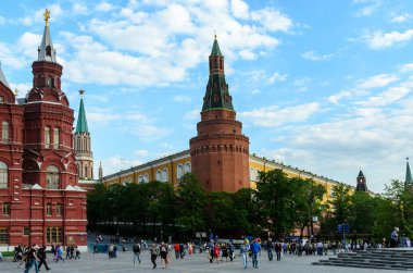 Moskova, Rusya-14 Mayıs 2015: Moskova Kremlin 'in Orta Cephane Kulesi' ne bakın. 1495 'te inşa edilmiş. Bu kule Kremlin duvarının bir parçası. İnsanlar kuleye yakın yürüyor..