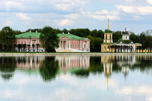 Moscú, RUSIA 11 de mayo de 2015: Parque Kuskovo, estanque y palacio Kuskovo. Kuskovo era la propiedad de la familia Sheremetev . — Foto de Stock