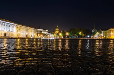 Saint-Petersburg, Rusya, 6 Mayıs 2015: St. Petersburg manzarası. Geceleri Palace Meydanı 'ndan Saint Isaacs Katedrali