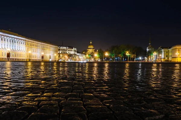San Petersburgo, Rusia, 6 de mayo de 2015: Vista de San Petersburgo. Catedral de San Isaacs desde la Plaza del Palacio por la noche — Foto de Stock