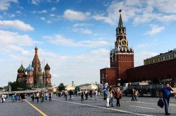 Moscú, RUSIA-14 de mayo de 2015: Vista de St. Basilio la Santísima Catedral y la torre Kremlins Spasskaya. Plaza Roja . — Foto de Stock