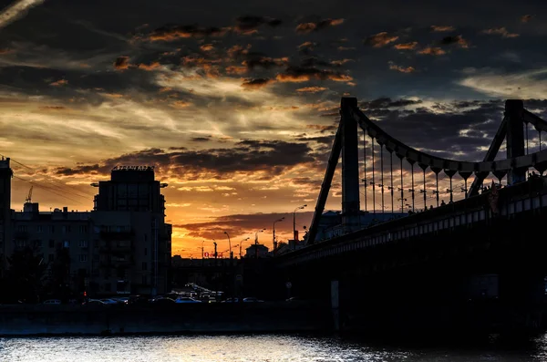 Silueta del puente de Crimea en Moscú al atardecer — Foto de Stock