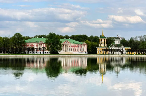 Moscú, RUSIA 11 de mayo de 2015: Parque Kuskovo, estanque y palacio Kuskovo. Kuskovo era la propiedad de la familia Sheremetev . — Foto de Stock