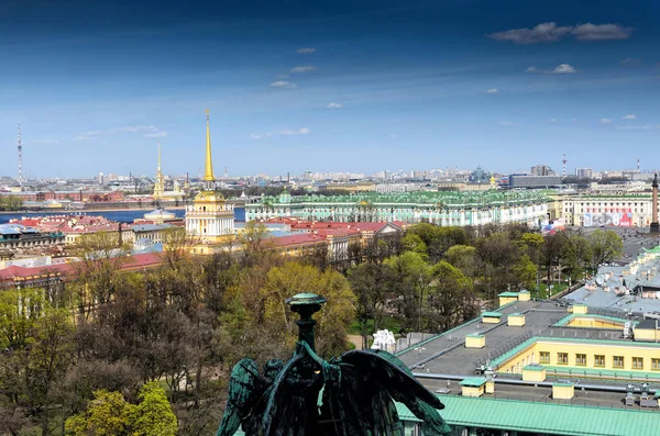 Sankt-Petersburg, Rosja, 6 maja 2015 r.: Panoramiczny widok z lotu ptaka na Sankt Petersburg, Rosja, z kopuły katedry św. Izaaka — Zdjęcie stockowe