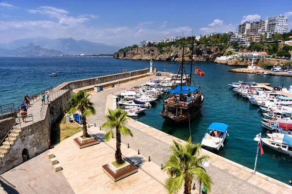 Antalya, Turquia - 26 de julho de 2019, Vista da Marina da Cidade Velha de cima — Fotografia de Stock