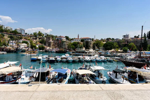 Antalya, Törökország - július 26, 2019, Turisztikai kikötő, Mediterrán üdülőhely Side egy gyönyörű nyári napon — Stock Fotó