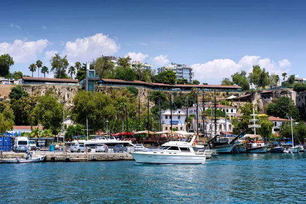 Antalya, Turquía - 26 de julio de 2019, Puerto turístico, Balneario mediterráneo en Side en un hermoso día de verano — Foto de Stock