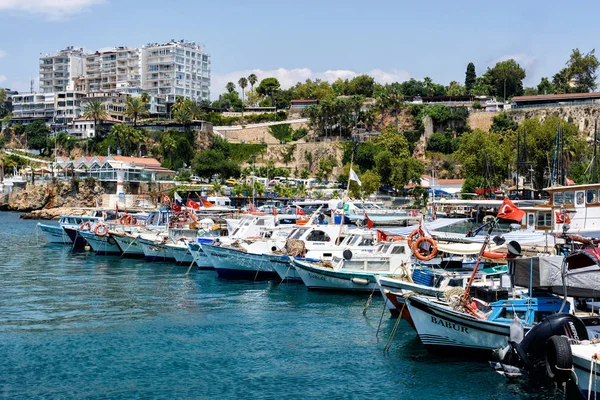 Antalya, Törökország - július 26, 2019, Turisztikai kikötő, Mediterrán üdülőhely Side egy gyönyörű nyári napon — Stock Fotó