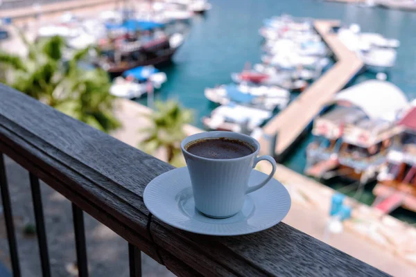 Porto velho de Kaleici do restaurante com uma xícara de café turco forte e quente, Antalya, Turquia . — Fotografia de Stock