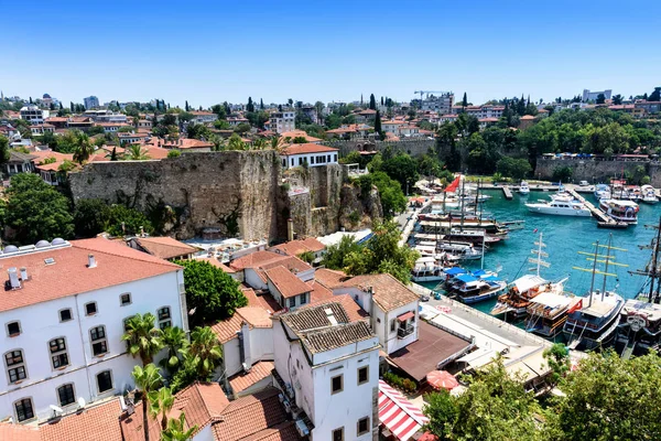 Antalya, Turquia - 26 de julho de 2019, Vista da Marina da Cidade Velha de cima — Fotografia de Stock