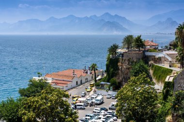 Antalya, Türkiye - 26 Temmuz 2019: Eski Antalya kenti popüler bir turizm beldesi.