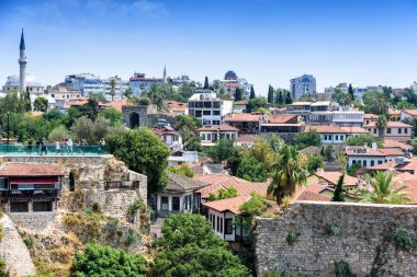 Antalya, Türkiye - 26 Temmuz 2019: Eski Antalya kenti popüler bir turizm beldesi.
