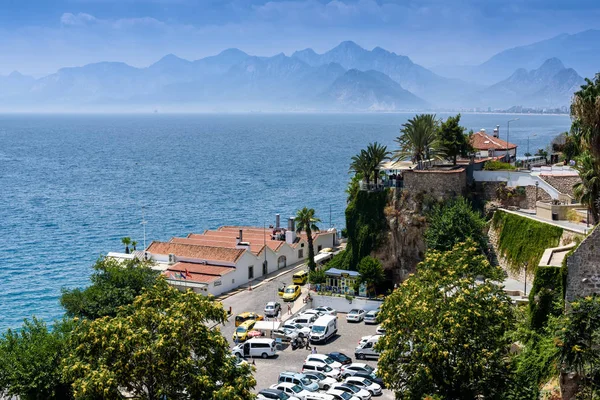 Antalya, Turchia - 26 luglio 2019: La città vecchia di Antalya è una popolare destinazione turistica . — Foto Stock